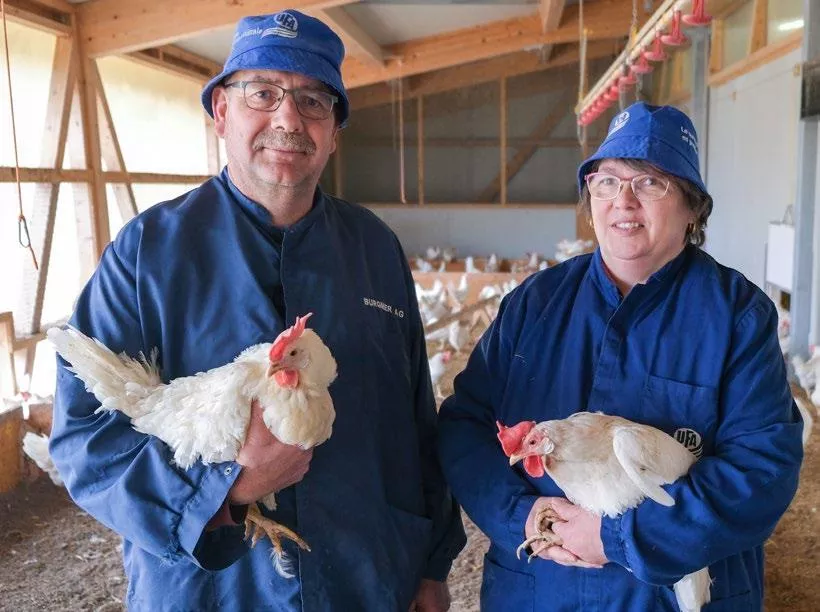 Hansruedi Schneeberger mit seiner Frau Käthi und Hühnern