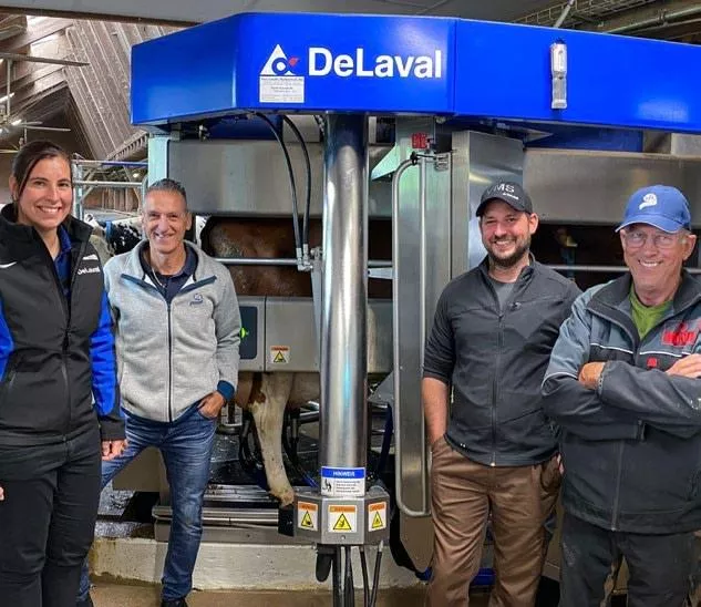 Leute vor Melkroboter DeLaval