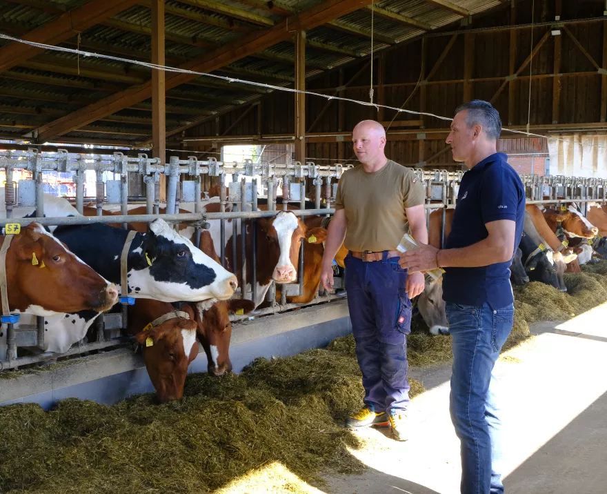 Kunde mit Berater im Stall