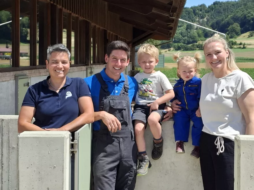 v. l. Schweineberaterin Heike Lutz mit Daniel, Aaron, Finja und Jana Schwaninger.