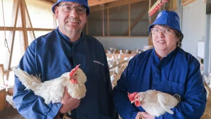 Hansruedi Schneeberger mit seiner Frau Käthi und Hühnern