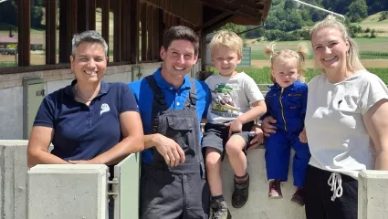 v. l. Schweineberaterin Heike Lutz mit Daniel, Aaron, Finja und Jana Schwaninger.
